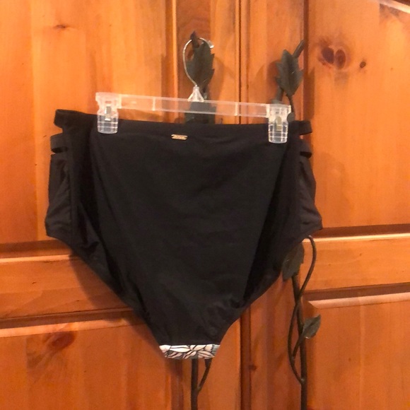 Swimsuit - Picture 2 of 4